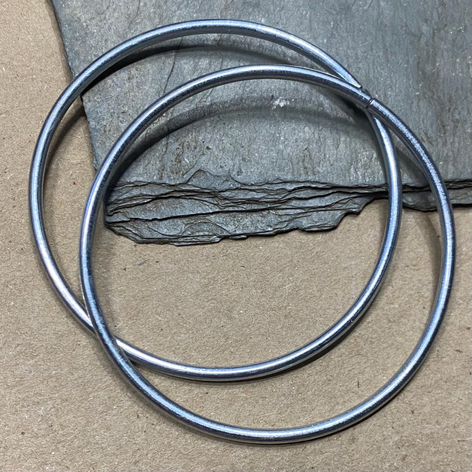 SMOOTH HOOPS Set mit 2 abnehmbaren ERSATZ-Tunnelreifen - Silber gehärteter Stahl - 10G Reifen 6,5 cm - Ohrgewichte Kleiderbügel