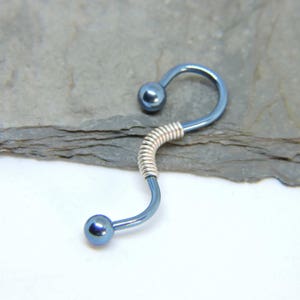 Industrial Barbell - blauwe zwaaiende industriële oorsieraden - dubbele doorboorde oorbel - kies draadomslagkleur - 1 1/4" 14 gauge - op bestelling gemaakt