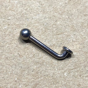 Piercing vertical para capuz VCH titânio 14G formato L rosca interna Venus Christina