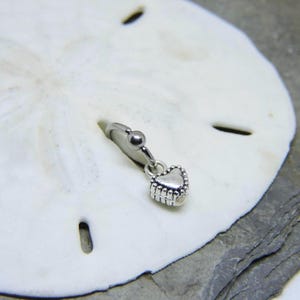 Saatkrähe - Tragus - Helix - Daith Knorpel Piercing Schmuck - kleines Herz baumeln - 18G oder 16G 1/4 "bis 3/8" - Wählen Sie Ihren Ringstil