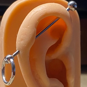 Industriële piercing met lange halter met ring MET INTERN DRAADLOZE DRAAD - 14G 1 1/4" 1 3/8" 1 1/2" 1 3/4" 2" Steiger dubbel geperforeerd bovenste oorstuk