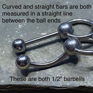 Puede incluir: Primer plano de dos barras de acero inoxidable con extremos esf&eacute;ricos. Una barra es recta y la otra curva. El texto de la imagen dice: "Las barras curvas y rectas se miden en l&iacute;nea recta entre los extremos de las bolas. Ambas son barras de 1/2"."