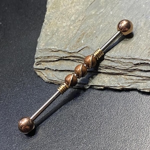 Barre d'haltères industrielle - Piercing pour échafaudage en métaux mixtes 14G 1 1/4" 1 3/8" 1 1/2" Barre d'oreille - Embouts en or rose, perles en cuivre, or 14 carats