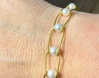 Pulseira de elos em forma de ferradura com pérolas e detalhes em ouro