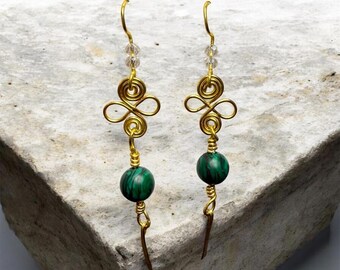 Brincos de filigrana de jade dourado