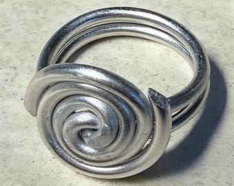Anel retrô prateado em espiral