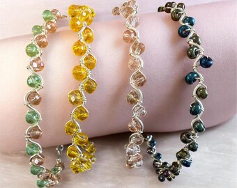 Pulseira de arame com contas de vidro