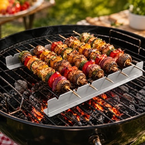 Può includere: Un supporto per spiedini in acciaio inossidabile con cinque spiedini di verdure e carne grigliate, inclusi peperoni rossi, peperoni gialli, zucchine, cipolla rossa e funghi, posizionato sopra carboni ardenti in un barbecue nero rotondo.