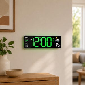 Può includere: Un orologio digitale rettangolare mostra l'ora 12:00 PM in numeri verdi. Mostra anche il giorno della settimana, le condizioni meteorologiche e una temperatura di 24°C. L'orologio ha una cornice nera ed è montato a parete.