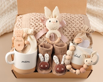 Coffret cadeau pour les nouveaux parents, ensemble de tasses pour papa et maman, hochet pour bébé, couverture, chaussettes, cadeau unique pour nouveau-né, soins personnels pour nouvelle maman, coffret cadeau nouveau-né, cadeau baby shower