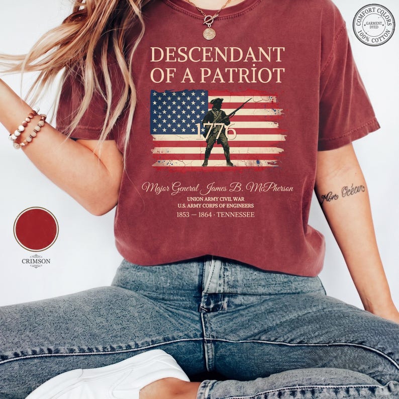 Pode incluir: Uma t-shirt de manga curta carmesim com um gr&aacute;fico da bandeira americana, uma silhueta de soldado e o texto DESCENDANT OF A PATRIOT 1776 Major General James B. McPherson UNION ARMY CIVIL WAR U.S. ARMY CORPS OF ENGINEERS 1853-1864 TENNESSEE.