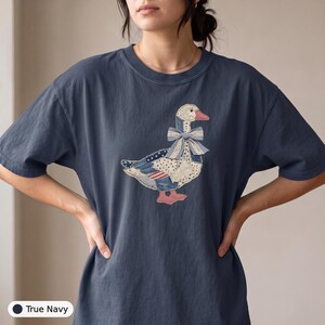 Comfort Colors® Patchwork Goose-skjorta, quiltad Americana-t-shirt med ankmönster, lantlig, bondgårdsstil, kokett, rosett, gåva, tungvikt