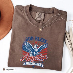 Camiseta Comfort Colors® "Deus Abençoe a América 1776-2026" com Águia, Comemorativa do Semiquincentenário, Presente de Aniversário, Peso Pesado