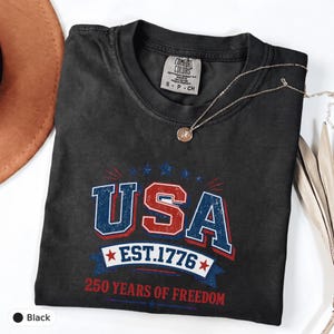 Camiseta Comfort Colors® USA Est 1776, modelo universitário patriótico, comemorativa dos 250 anos de liberdade americana, em tecido grosso.