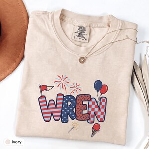 Maglietta personalizzata Comfort Colors® con nome, maglietta patriottica personalizzata con stelle e strisce retrò, lettere, fuochi d'artificio, regalo per festa di compleanno, pesante.