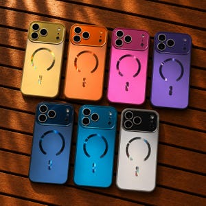 Puede incluir: Una colección de siete fundas de teléfono coloridas en tonos dorado, naranja, rosa, morado, azul, turquesa y blanco. Cada funda tiene un recorte para la cámara y un diseño circular en la parte posterior.