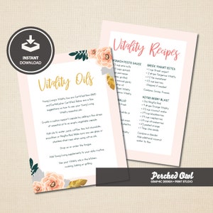 Może przedstawiać: Dwie drukowane karty z przepisami z kwiatowymi akcentami. Jedna karta mówi "Vitality Oils", a druga "Vitality Recipes". Karty zawierają tekst o stosowaniu olejków eterycznych oraz przepisy na greckie kąski jogurtowe i Nitro Berry Blast.