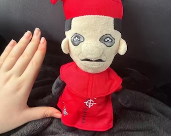 Papa Emeritus plyschleksak 24 cm – Gotisk rockinspirerad gosedjursdocka, röd mantelkaraktärsplysch, musikfans samlargåva