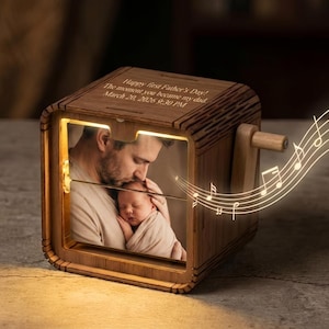 Personlig pappafotolåda med musik, träfotolåda med vev och ljus, fars dag-present från barn, present till förstagångspappan