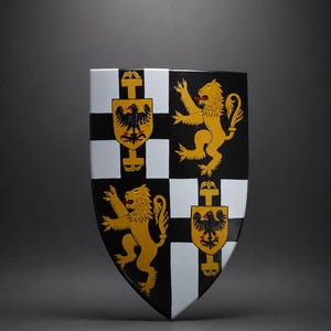 Peut inclure: Un bouclier de style médiéval avec un design noir, blanc et or. Le bouclier présente un motif à carreaux et des symboles héraldiques, notamment des lions et des aigles dorés. Le bouclier a une forme incurvée et un fond sombre.
