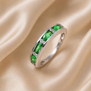 Anillo de plata de ley con granate tsavorita y circonita cúbica – Anillo de piedras preciosas verdes y blancas, delicado anillo apilable, regalo para ella.