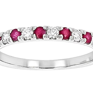 K&ouml;nnte beinhalten: Ein silberner Bandring mit abwechselnd runden Rubinen und Diamanten. Die Rubine sind tiefrot, die Diamanten klar. Ein klassisches Design, geeignet f&uuml;r den Alltag oder besondere Anl&auml;sse. Ein zeitloses Schmuckst&uuml;ck.