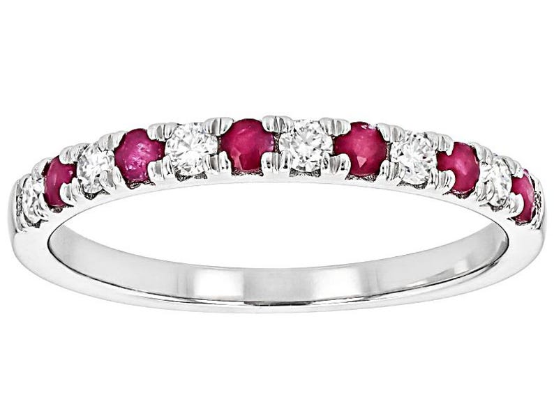 K&ouml;nnte beinhalten: Ein silberner Bandring mit abwechselnd runden Rubinen und Diamanten. Die Rubine sind tiefrot, die Diamanten klar. Ein klassisches Design, geeignet f&uuml;r den Alltag oder besondere Anl&auml;sse. Ein zeitloses Schmuckst&uuml;ck.