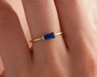 Baguette Blauer Saphir Ring, 14K Gold Minimalist Stacking Band, September Birthstone Geschenk