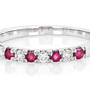 Anillo de eternidad de rubí y circonita, alianza de boda de rubí chapada en oro de 14 quilates, anillo nupcial apilable, regalo de piedra de nacimiento de julio para ella, alianza de aniversario.