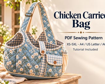 Könnte beinhalten: Eine gesteppte blaue Tasche mit weißem Gänseblümchenmuster und hellblauem Vichy-Karo-Besatz. Die Tasche hat einen Schulterriemen, eine kleine Vordertasche mit Holzknopf und eine Seitentasche. Text: Chicken Carried Bag, PDF Sewing Pattern, XS-5XL - A4 / US Letter / A0, Tutorial Included.