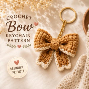 Può includere: Un portachiavi a fiocco all'uncinetto color marrone chiaro e crema con anello e catena in metallo dorato. Il testo recita: CROCHET Bow KEYCHAIN PATTERN e BEGINNER FRIENDLY. Il design presenta un nodo centrale e due estremità pendenti.