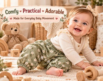 Könnte beinhalten: Ein Baby trägt ein cremefarbenes, langärmeliges Rippshirt mit gerüschten Schultern und eine olivgrüne Hose mit einem weißen Gänseblümchen-Blumenmuster. Das Bild enthält den Text: Comfy, Practical, Adorable, Made for Everyday Baby Movement.