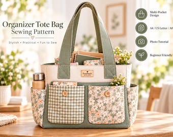 Könnte beinhalten: Ein Schnittmuster für eine Organizer-Tragetasche mit dem Text Organizer Tote Bag Sewing Pattern. Die Tasche ist salbeigrün und cremefarben und hat zwei Vordertaschen, eine mit grünem Vichy-Karo und eine mit Blumenmuster, jeweils mit Holzknopf.