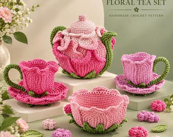 Könnte beinhalten: Ein Häkel-Teeservice bestehend aus einer Teekanne, zwei Tassen mit Untertassen und einer Schale, gestaltet als rosa und hellrosa Blüten mit grünen Blättern. Das Set enthält kleine gehäkelte Blüten und Blätter. Text: FLORAL TEA SET.