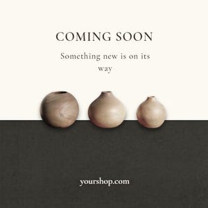 Puede incluir: Imagen promocional con el texto &laquo;COMING SOON&raquo; y &laquo;Something new is on its way&raquo;. Tres peque&ntilde;os jarrones de madera se disponen sobre un fondo bicolor crema y gris oscuro. La direcci&oacute;n del sitio web yourshop.com est&aacute; en la parte inferior.