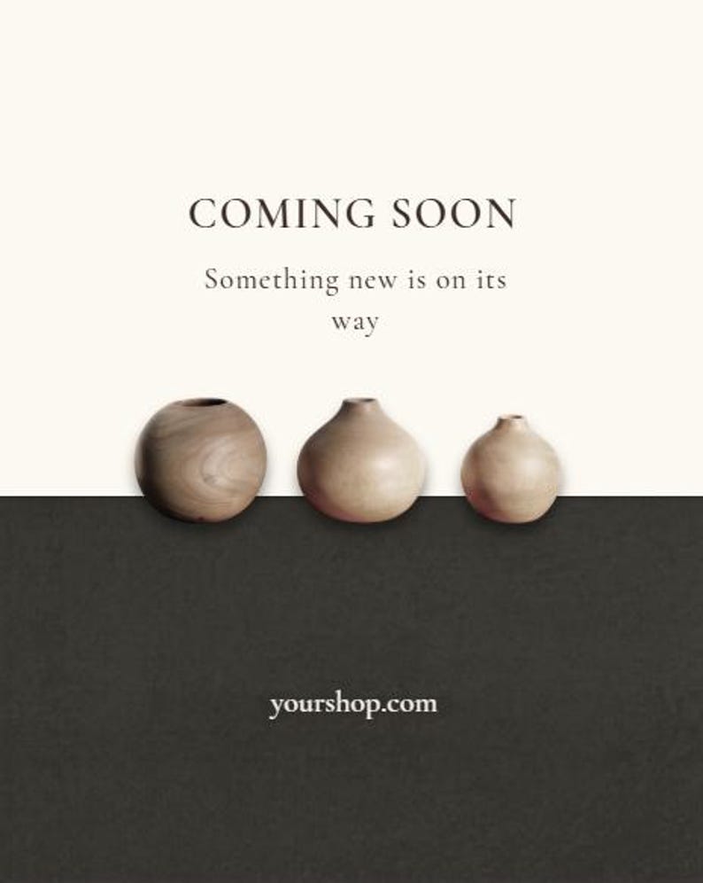 Puede incluir: Imagen promocional con el texto &laquo;COMING SOON&raquo; y &laquo;Something new is on its way&raquo;. Tres peque&ntilde;os jarrones de madera se disponen sobre un fondo bicolor crema y gris oscuro. La direcci&oacute;n del sitio web yourshop.com est&aacute; en la parte inferior.