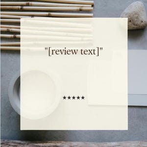 Puede incluir: Composici&oacute;n minimalista con un cuadrado blanco con el texto "[review text]" y cinco estrellas negras. La imagen incluye palos de bamb&uacute;, una piedra y un anillo de hormig&oacute;n, todo dispuesto sobre una superficie gris.