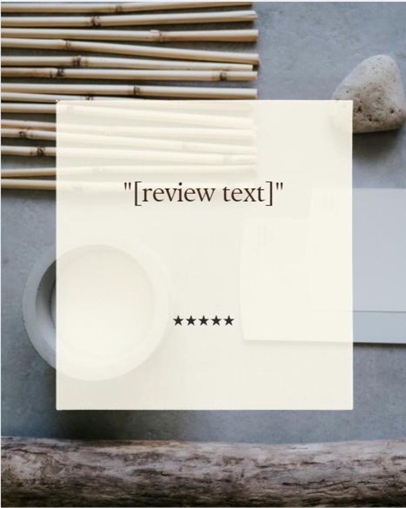 Puede incluir: Composici&oacute;n minimalista con un cuadrado blanco con el texto "[review text]" y cinco estrellas negras. La imagen incluye palos de bamb&uacute;, una piedra y un anillo de hormig&oacute;n, todo dispuesto sobre una superficie gris.