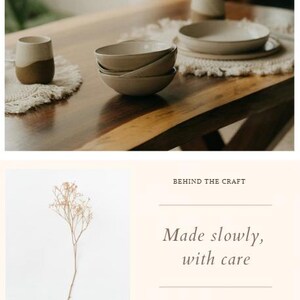 Puede incluir: Una mesa de madera exhibe una pila de cuencos de cer&aacute;mica beige, platos y una taza. La taza es de dos tonos, con una base marr&oacute;n y una parte superior beige. Tambi&eacute;n se ve el texto "Made slowly, with care".