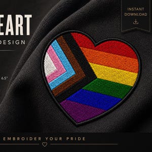 Pode incluir: Um tecido preto com um design de bordado em forma de coração. O design apresenta um arco-íris e as cores da bandeira transgênero. O texto na imagem diz "PRIDE HEART EMBROIDERY DESIGN" e "EMBROIDER YOUR PRIDE". O design está disponível em 6 tamanhos e 8 formatos.
