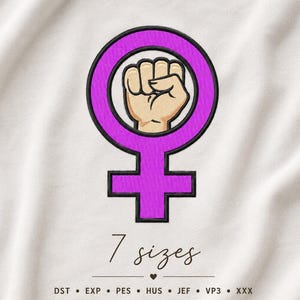 Könnte beinhalten: Gesticktes Design mit einem lila Venus-Symbol mit einer geballten Faust im Inneren. Das Design ist schwarz umrandet und enthält den Text "7 Größen" darunter, zusammen mit Dateityp-Abkürzungen. Das Design befindet sich auf weißem Hintergrund.
