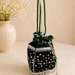 Smaragdgrüner Potli-Beutel aus Chenille-Samt | Handgefertigte Braut-Potli-Tasche | Beutel mit Perlenhenkel und Kordelzug | Indische Hochzeitsclutch | Geschenk für Brautjungfern