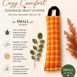 Peut inclure: Un petit boudin de porte fait main de 25,4 cm avec un motif à carreaux orange, jaune et blanc et une poignée en tissu noir sur le dessus. Le texte sur l'image indique TSF Cozy Comfort, Handmade Draft Stopper, Small 10 Inch.