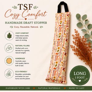 Peut inclure: Un boudin de porte en tissu rectangulaire et long, orné d'un motif automnal répétitif de citrouilles, de feuilles et de textes comme Fall, Harvest et Thanksgiving. Il possède une boucle en tissu noir sur le dessus et mesure 30,48 cm de long.