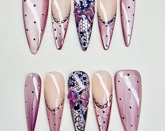Roze paarse polkadot pers op nagels, roze paarse kattenoognagels, zwarte kant en striknagels, blingnagels, Franse nagels, verjaardag vakantie nagels