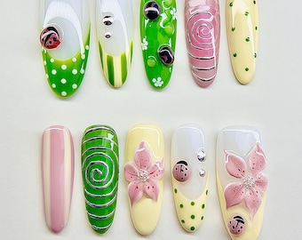 3D-lieveheersbeestje en roze bloem pers op de nagels, polkadot nepnagels, lente zomernagels, kawaiinagels, schattige nagels