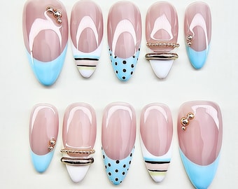 Babyblauwe french tip pers op nagels, stroken en stippennagels, kawaii-nagelset, Y2K-nagels, retromeisjesnagels, goudchroomnagels, armbandnagels