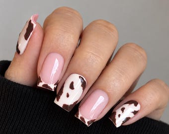 Uñas postizas con estampado de vaca color marrón chocolate, uñas de otoño/invierno, uñas con estampado animal, uñas básicas, uñas estilo Y2K, uñas elegantes, uñas neutras