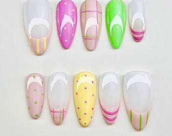 Schattige stroken en stippenpers op nagels, kawaii-nagelset, Y2K-nagels, retromeisjesnagels, Franse nagels, pastelnagels, lente zomer nagels