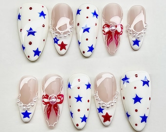 4 juli pers op nagels, patriottische nepnagels, rood witte blauwe sterren en striknagels, Independence Day Nails, 250e verjaardag VS